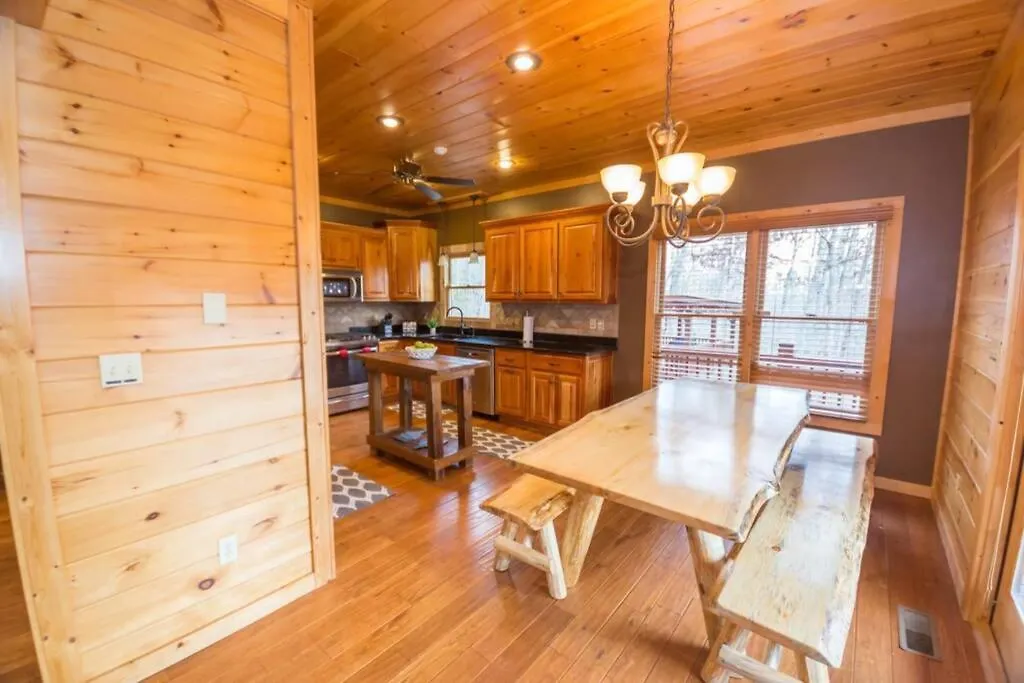 Christmas Lodge-secluded Near Downtown Holiday home *