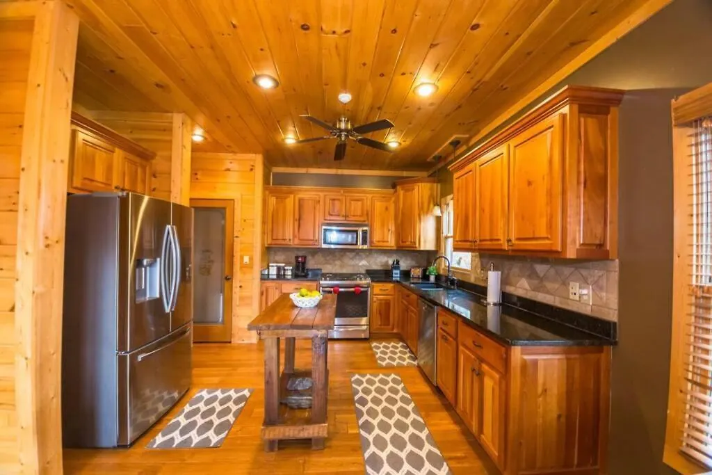 Holiday home Christmas Lodge-secluded Near Downtown Blue Ridge