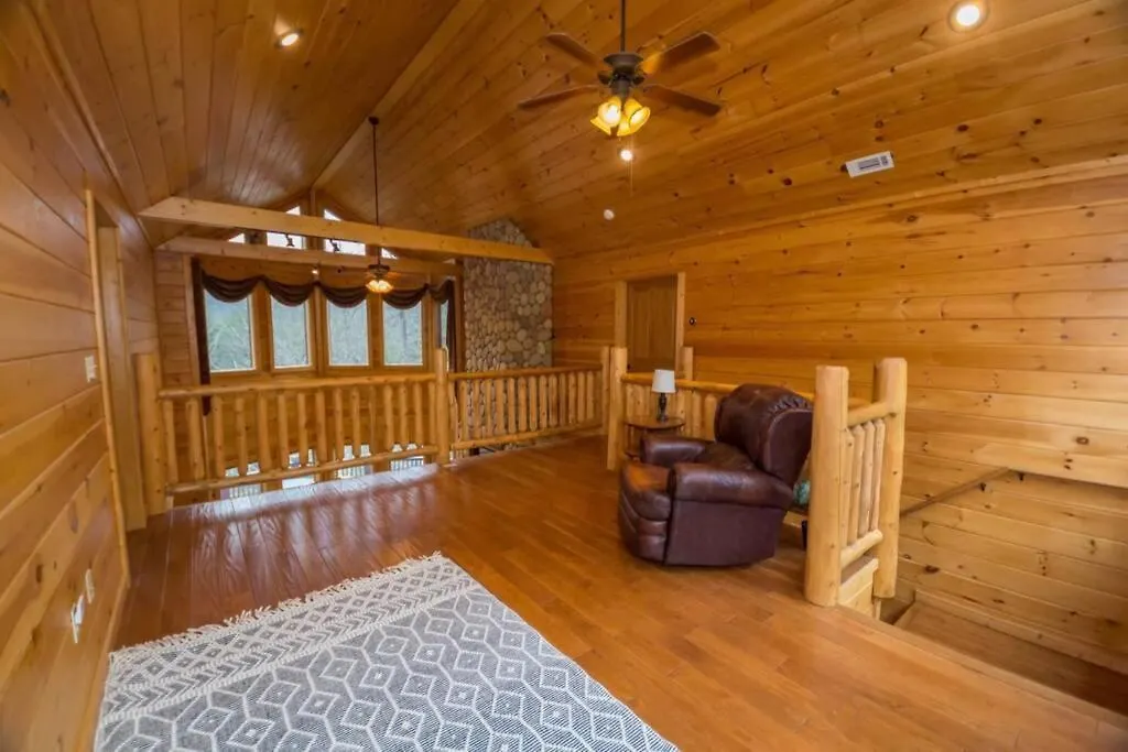 Christmas Lodge-secluded Near Downtown Holiday home *