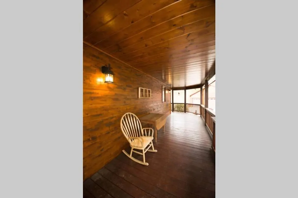 Holiday home Christmas Lodge-secluded Near Downtown Blue Ridge