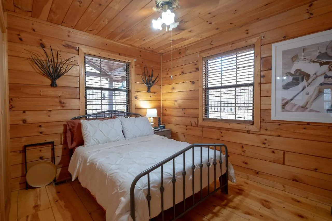 Three Dog Night - Pet-friendly Cabin With Hot Tub Ferienhaus