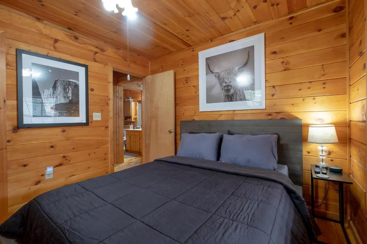 Ferienhaus Three Dog Night - Pet-friendly Cabin With Hot Tub *