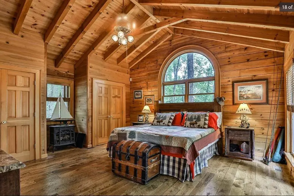Bliss- Spacious Cabin, Pets, Hot Tub! Semesterbostad *
