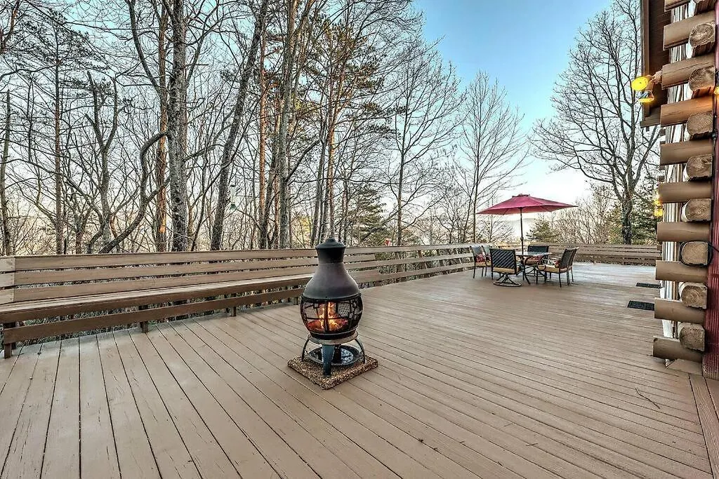 Semesterbostad Bliss- Spacious Cabin, Pets, Hot Tub! *