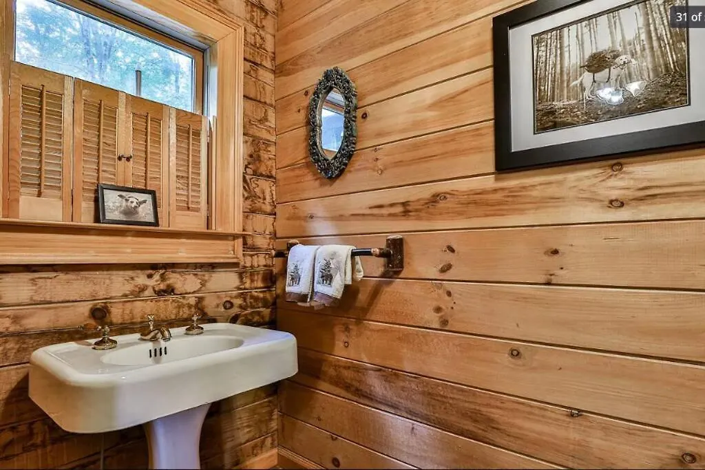 Semesterbostad Bliss- Spacious Cabin, Pets, Hot Tub!