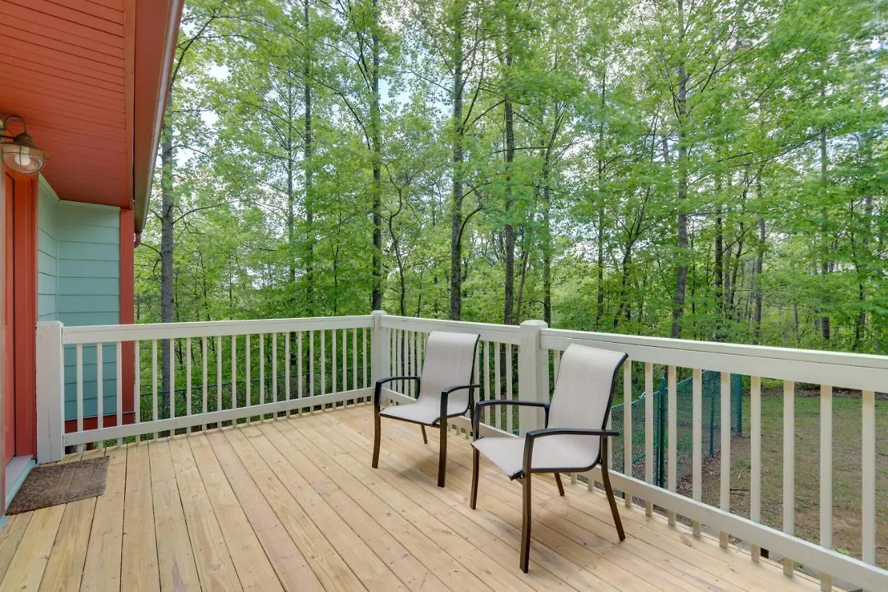 펜션 Getaway With Hot Tub And Seasonal View!