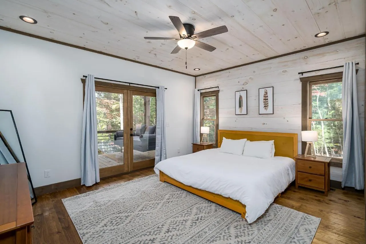 Peaceful Luxury Cabin, Hot Tub, Games, 3 Fireplaces *