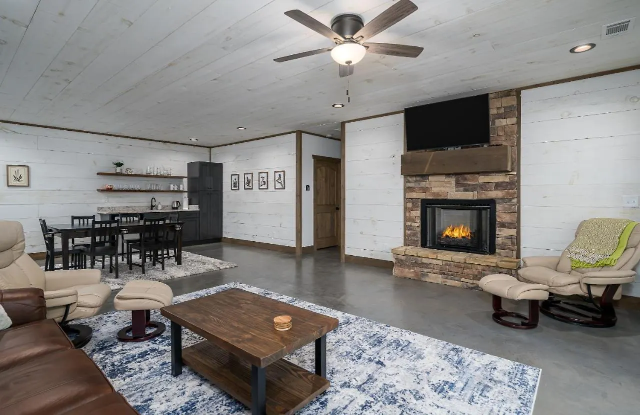 Peaceful Luxury Cabin, Hot Tub, Games, 3 Fireplaces 度假居 *