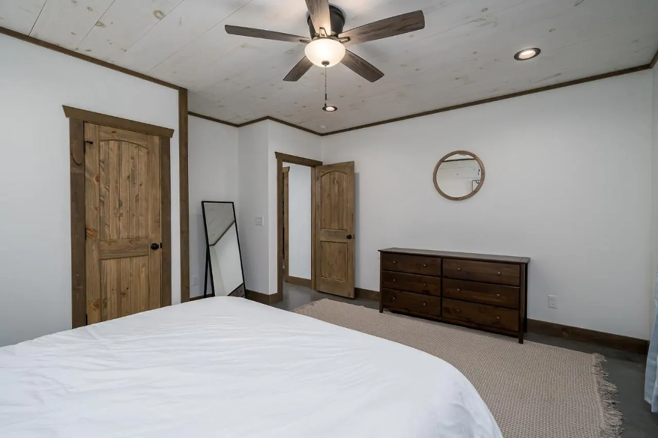 度假居 Peaceful Luxury Cabin, Hot Tub, Games, 3 Fireplaces *