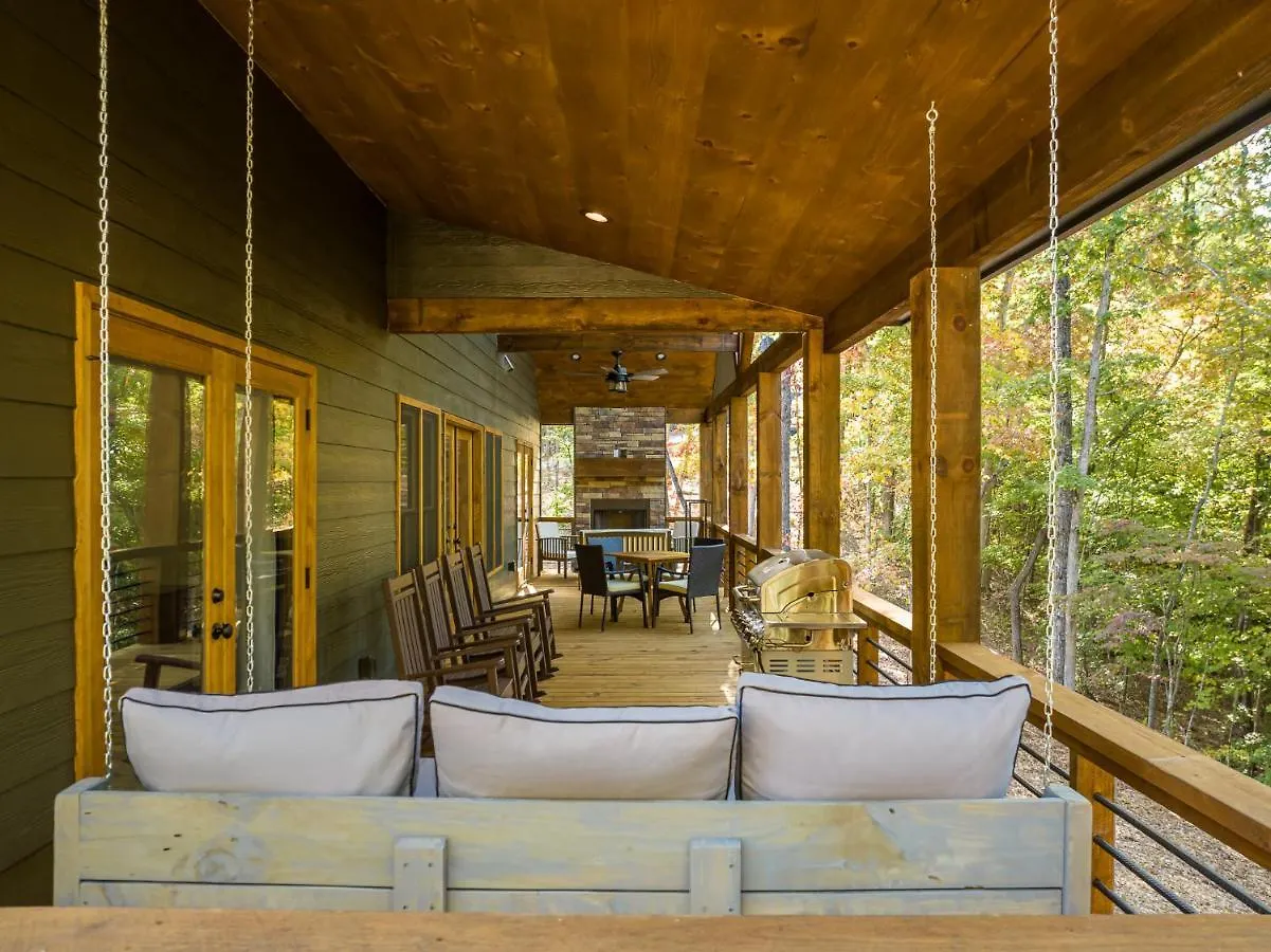Peaceful Luxury Cabin, Hot Tub, Games, 3 Fireplaces *