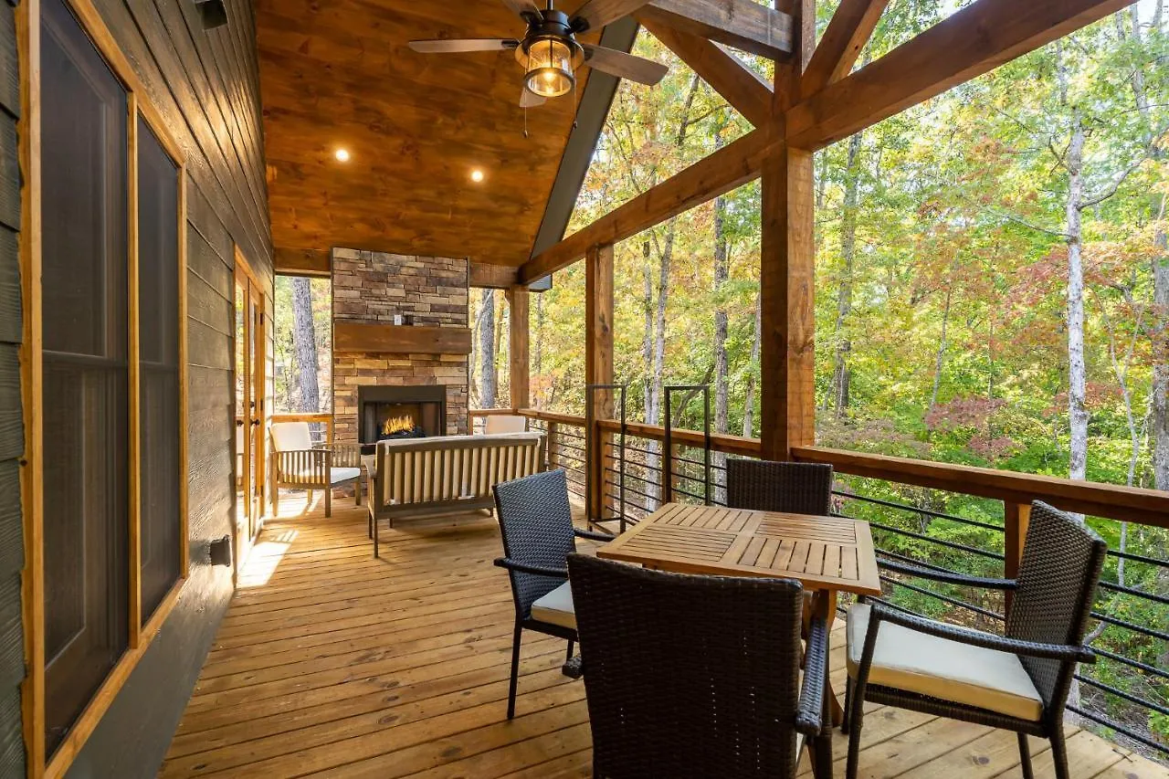 Peaceful Luxury Cabin, Hot Tub, Games, 3 Fireplaces *