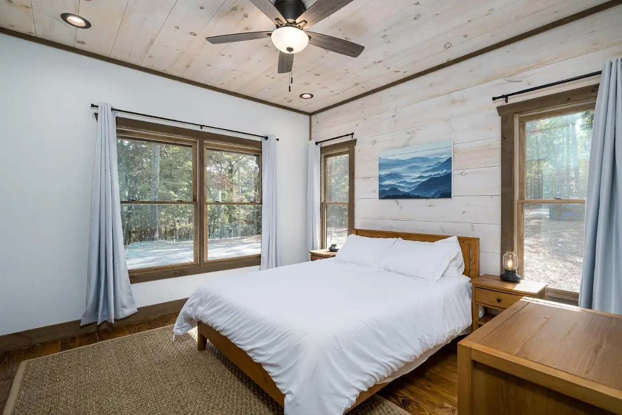 Peaceful Luxury Cabin, Hot Tub, Games, 3 Fireplaces *