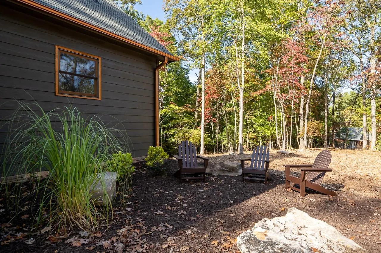 Peaceful Luxury Cabin, Hot Tub, Games, 3 Fireplaces *