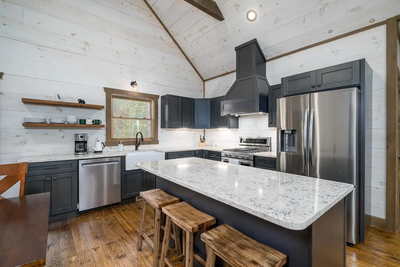 Peaceful Luxury Cabin, Hot Tub, Games, 3 Fireplaces 度假居