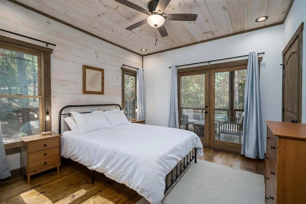 Peaceful Luxury Cabin, Hot Tub, Games, 3 Fireplaces *