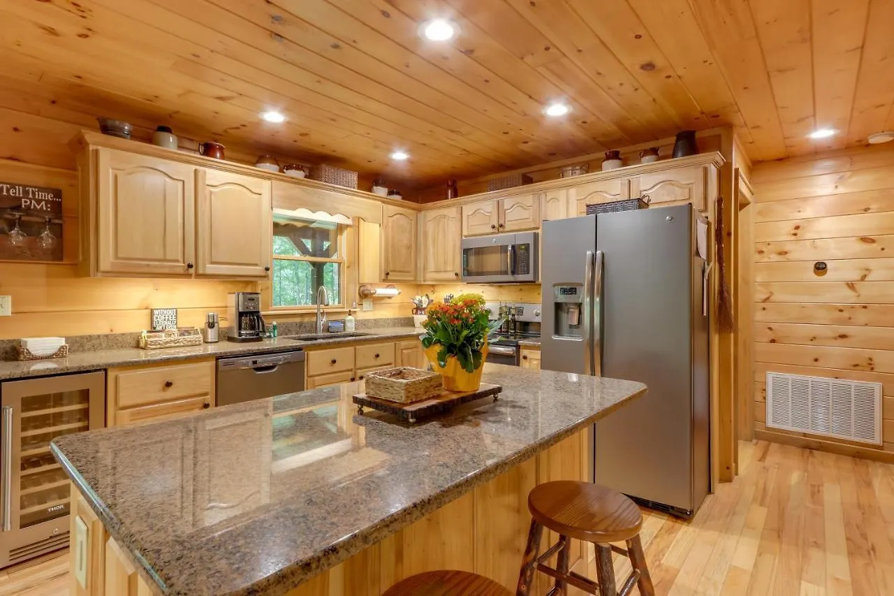 With Hot Tub And Creek Access! Holiday home