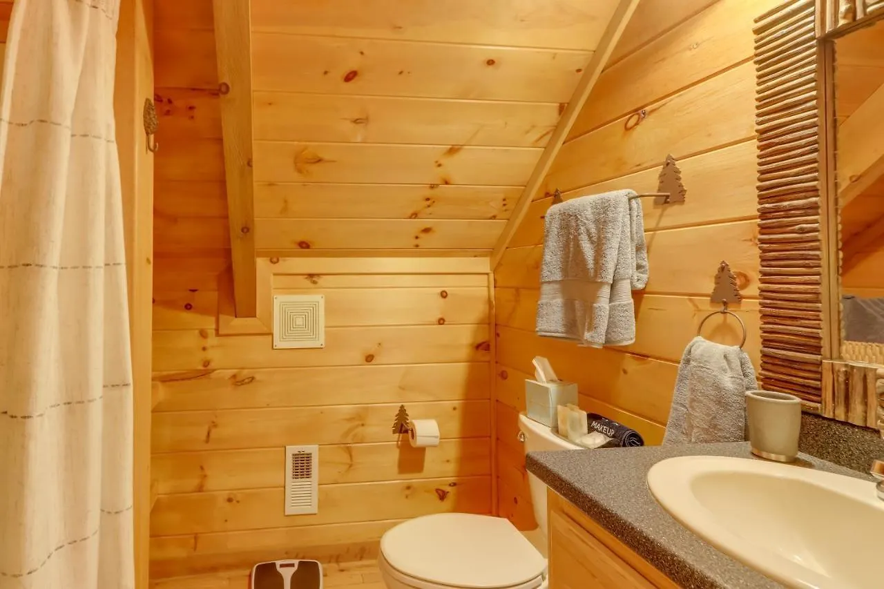 With Hot Tub And Creek Access! *