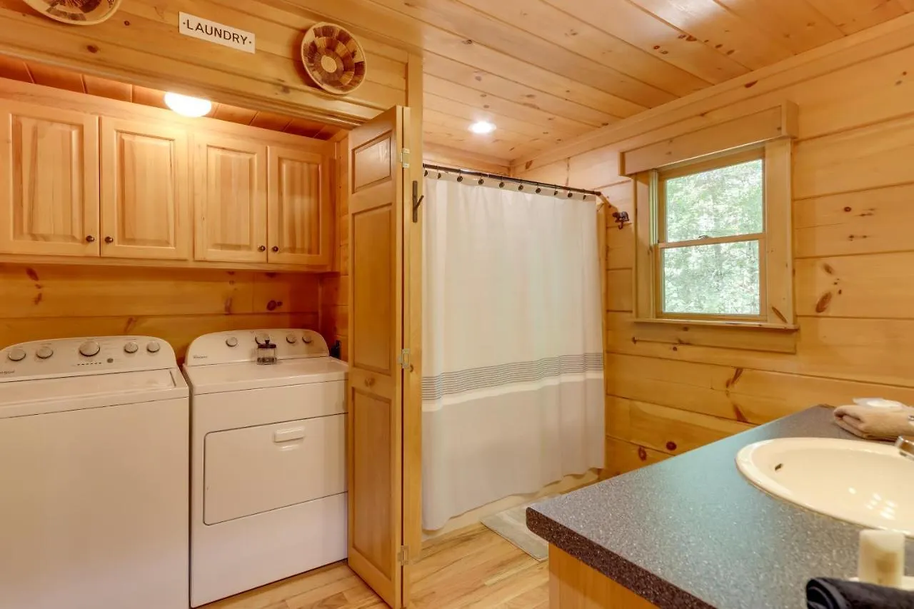 With Hot Tub And Creek Access!