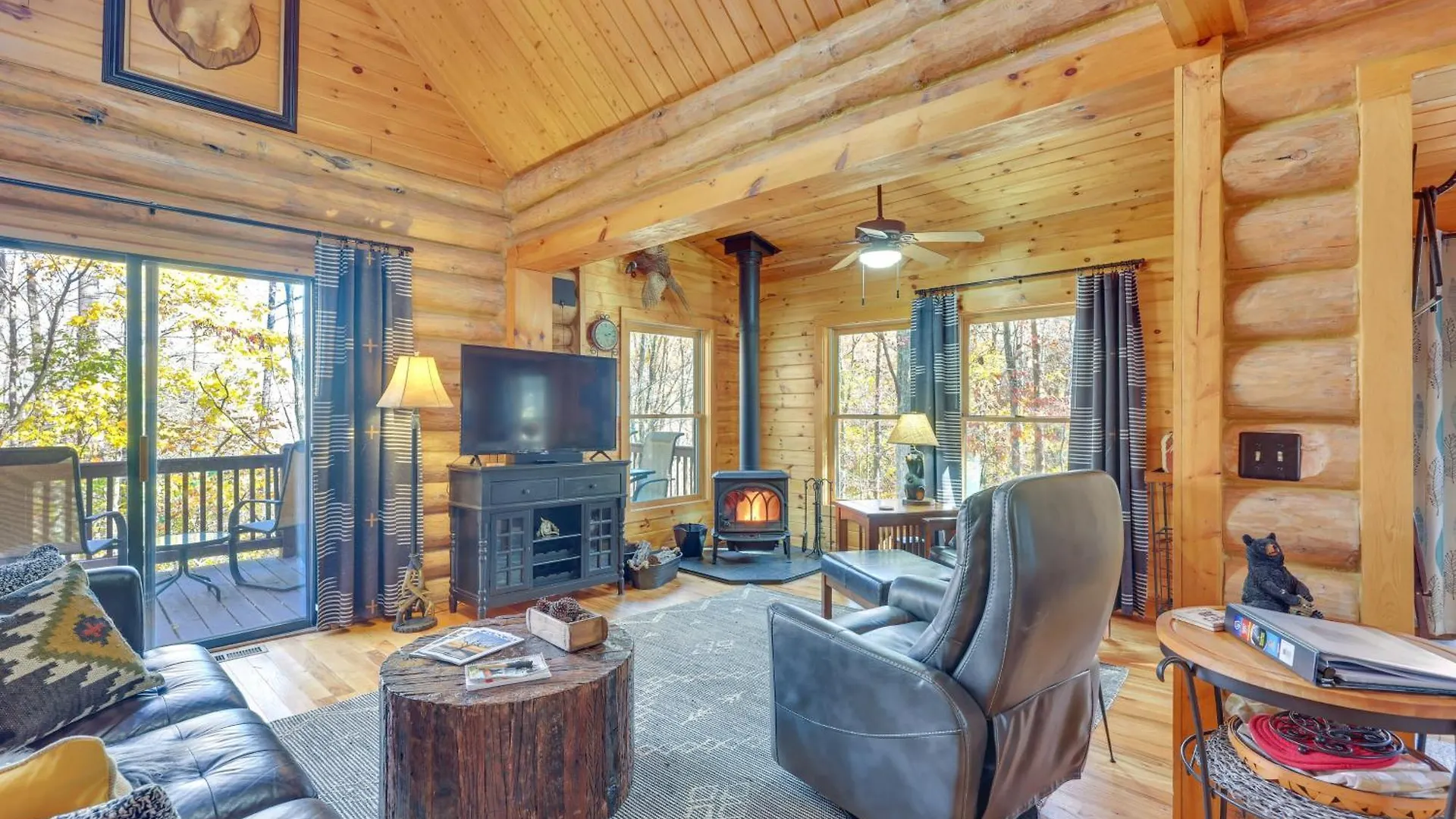 Log With Hot Tub And Game Room! Holiday home