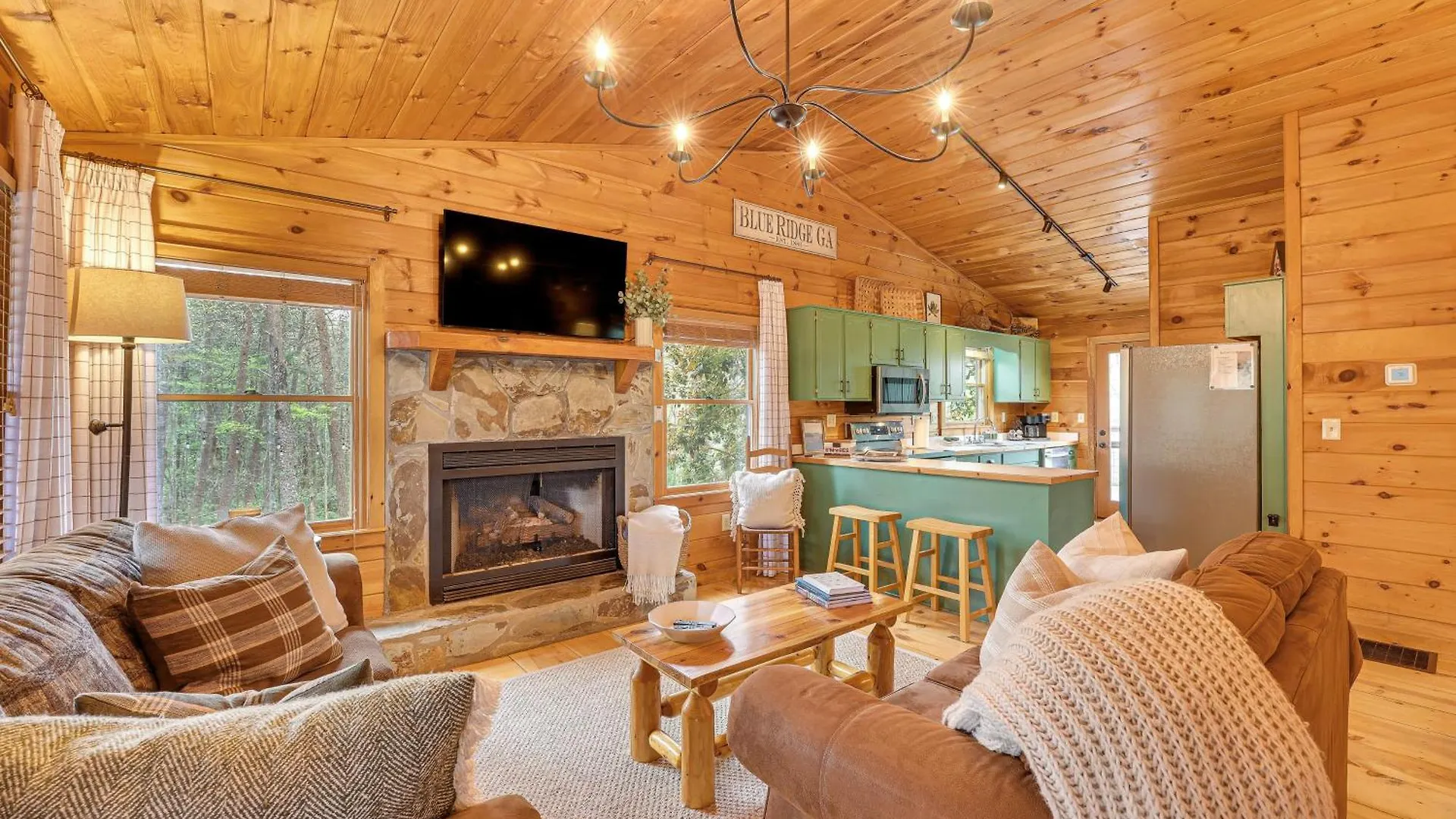 Cozy In Private Location With Hot Tub And Grill!