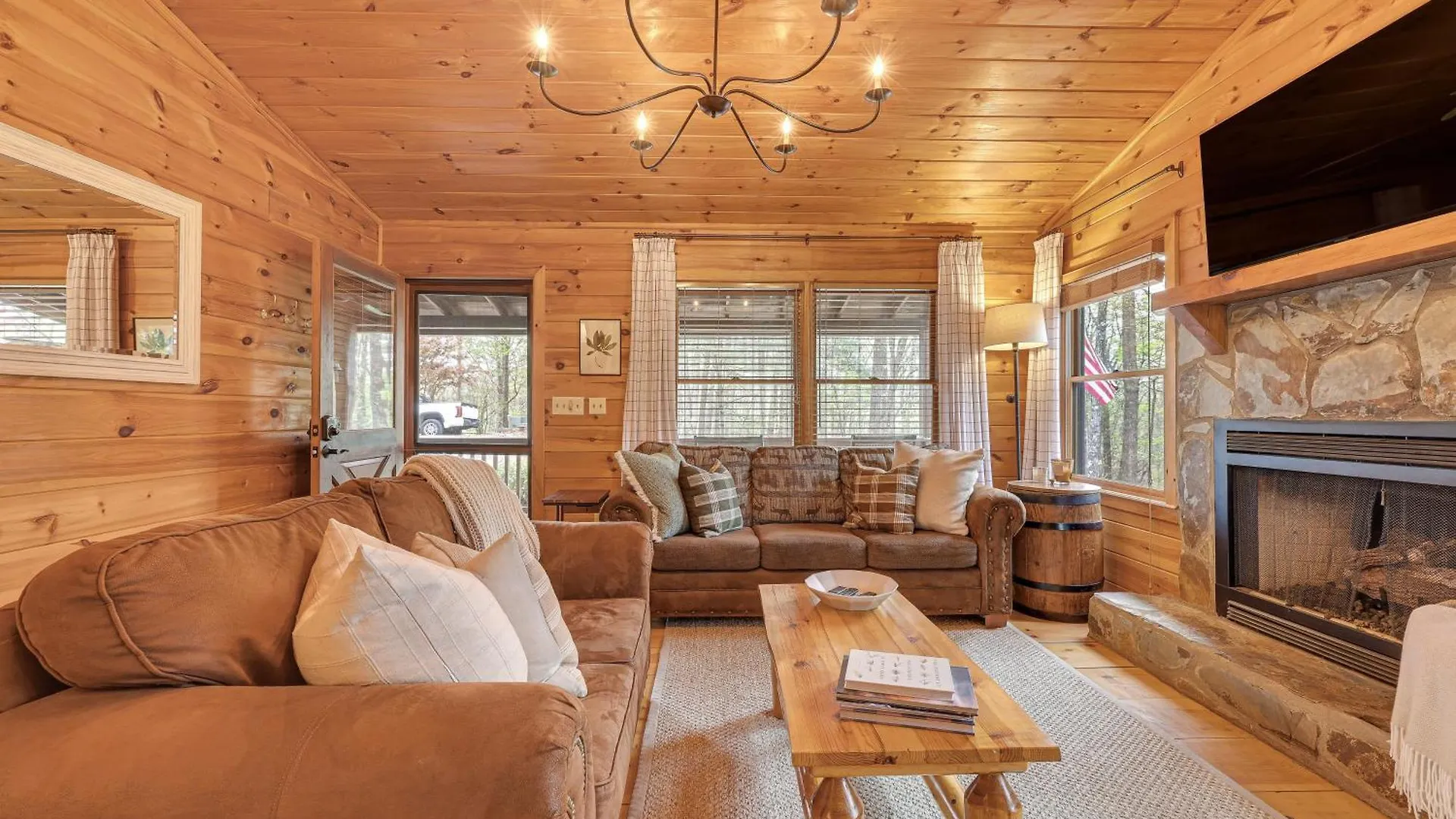 Cozy In Private Location With Hot Tub And Grill!