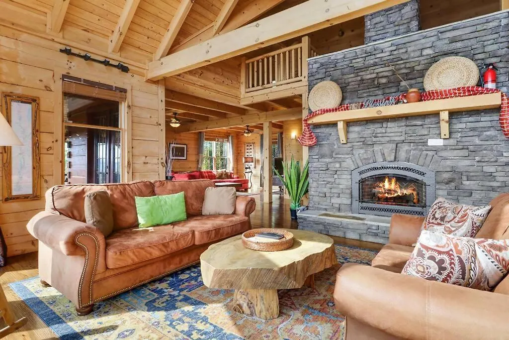 Sky High By Bk Stays. Large Cabin. Amazing Views. Game Room. Jacuzzi. Six Bedrooms. Sleeps 12