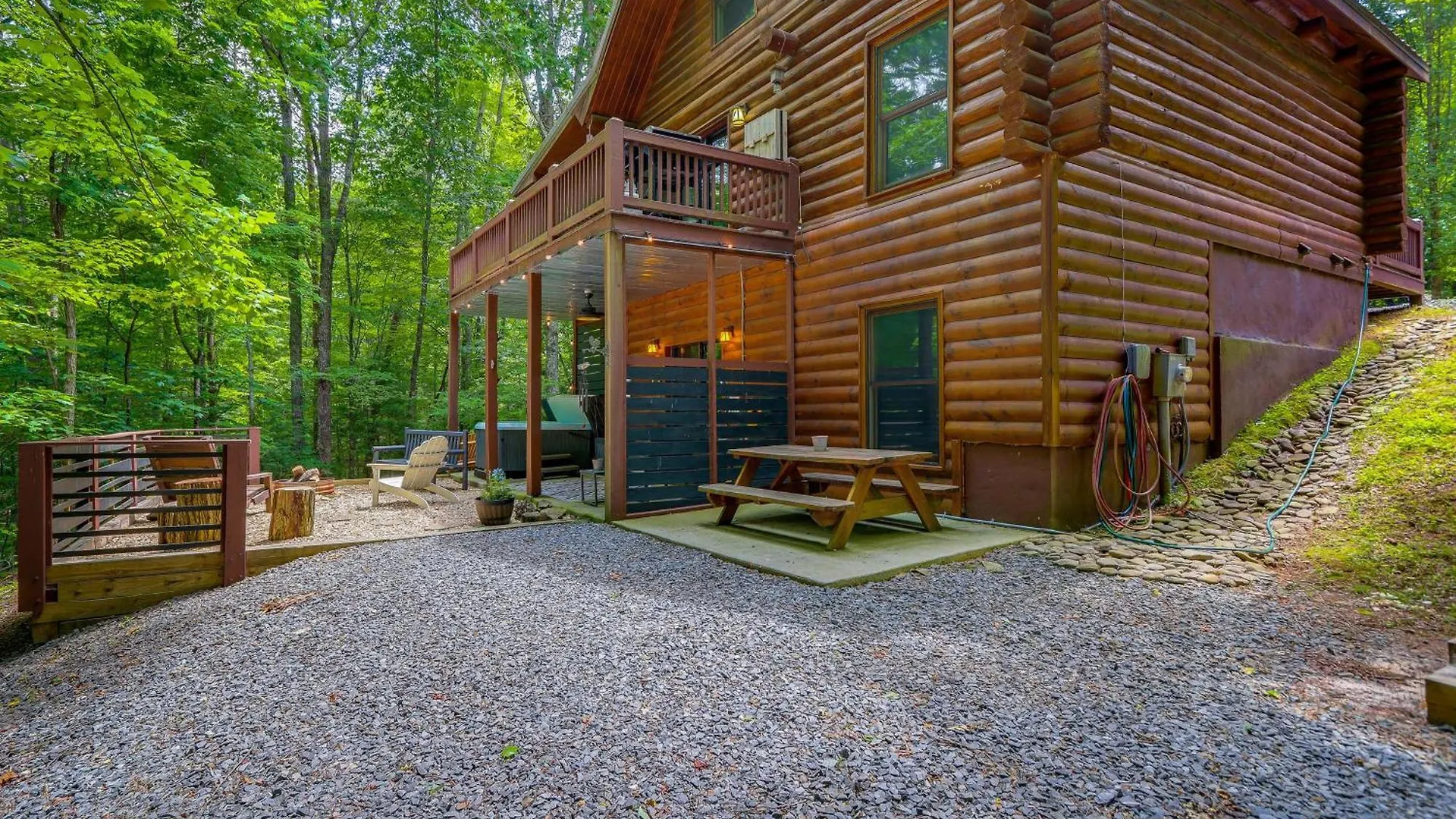 Holiday home Log With Hot Tub And Game Room!