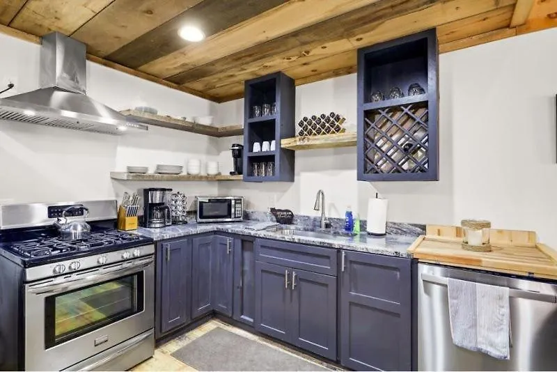 Daffodil Daydreams - Dog Friendly Lodge Blue Ridge