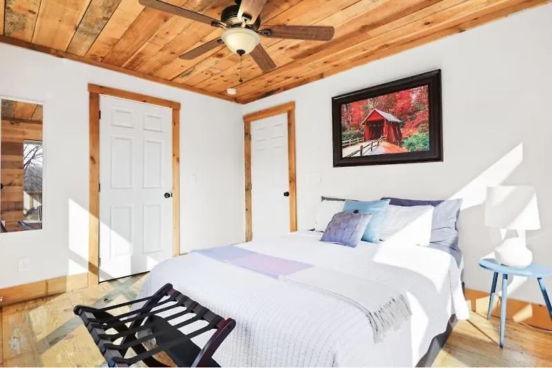 Lodge Daffodil Daydreams - Dog Friendly Blue Ridge