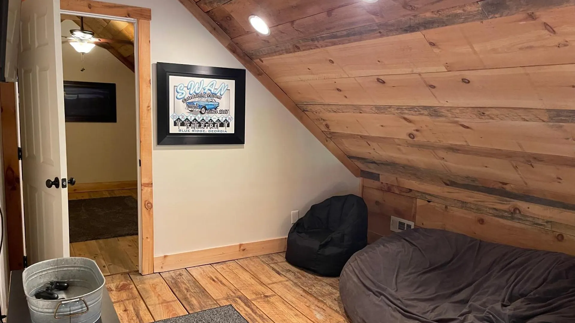 Lodge Daffodil Daydreams - Dog Friendly Blue Ridge
