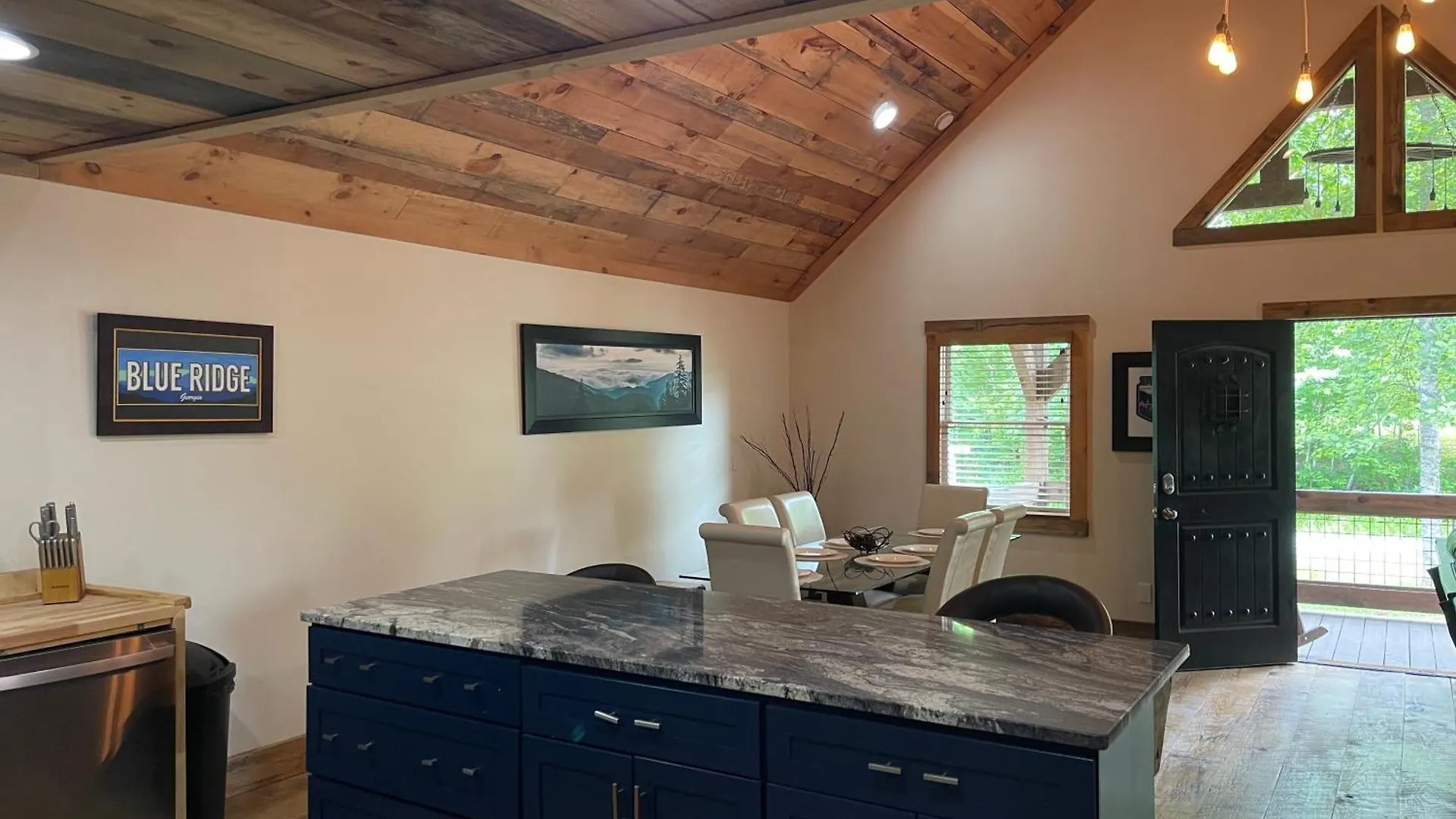 Lodge Daffodil Daydreams - Dog Friendly Blue Ridge