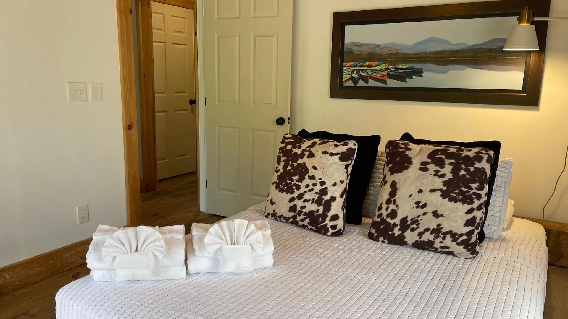 Daffodil Daydreams - Dog Friendly Lodge Blue Ridge