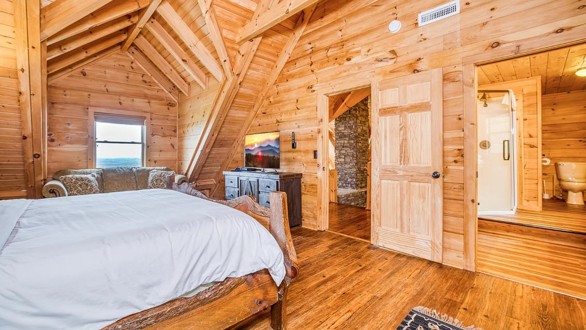 بيت للعطل Sky High By Bk Stays. Large Cabin. Amazing Views. Game Room. Jacuzzi. Six Bedrooms. Sleeps 12