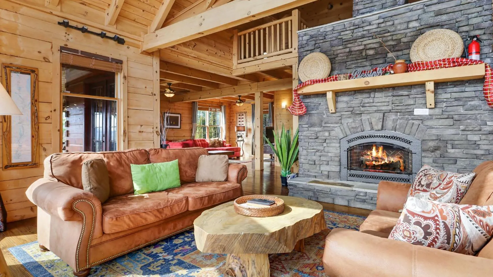 Sky High By Bk Stays. Large Cabin. Amazing Views. Game Room. Jacuzzi. Six Bedrooms. Sleeps 12 * بلو ريدج