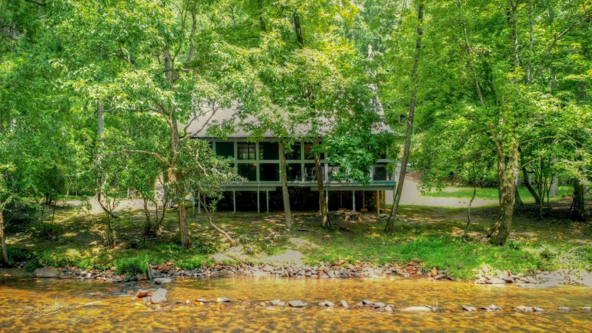 Aska River House - Riverside Relaxation And The Comforts Of