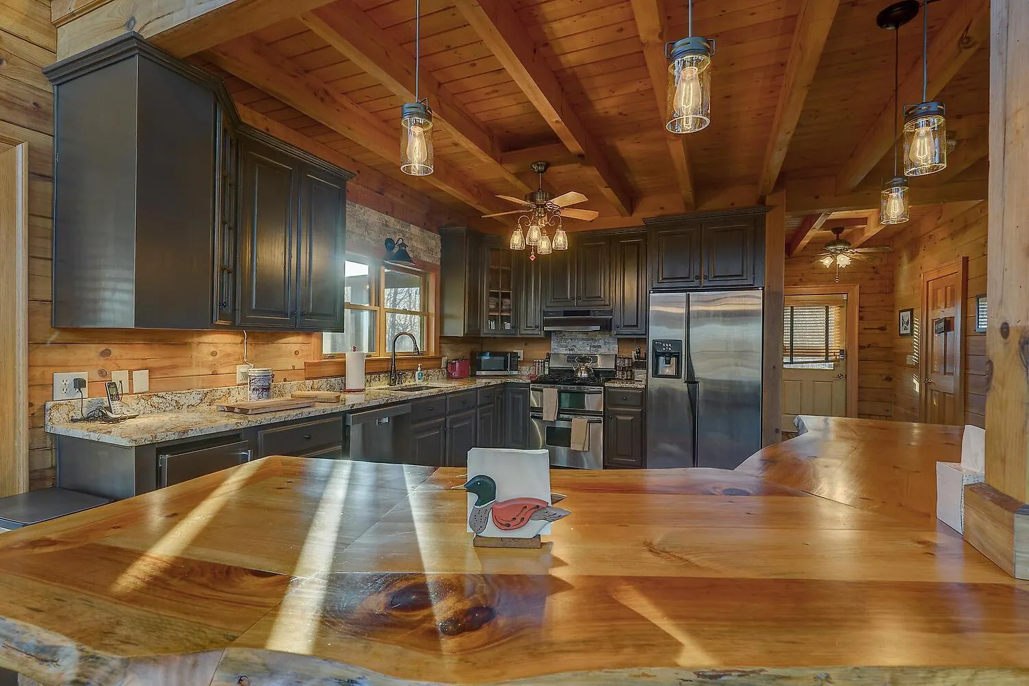 Semesterbostad Bliss- Spacious Cabin, Pets, Hot Tub! *