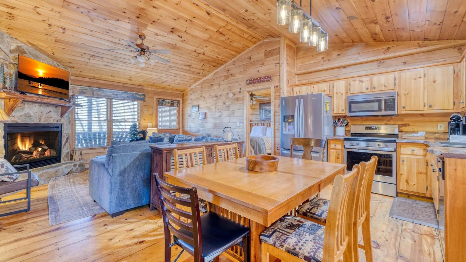 Secluded Sunrise Ridge-10 Min From Blue Ridge, King Beds, Hot Tub, 2 Porches, Fireplace Wood Burning, Mountain View, Cozy Blue Ridge