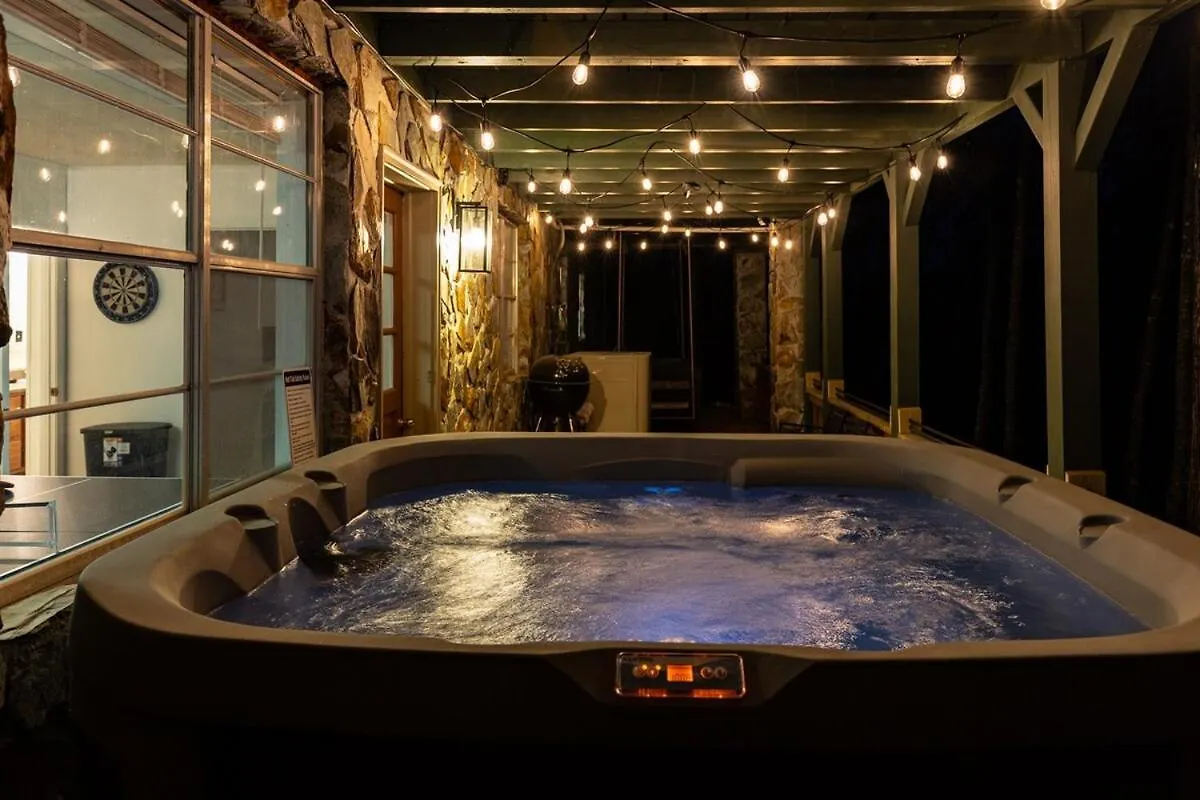 The Legend Of Aska- Cabin, River & Mtn Views, Hot Tub, Game