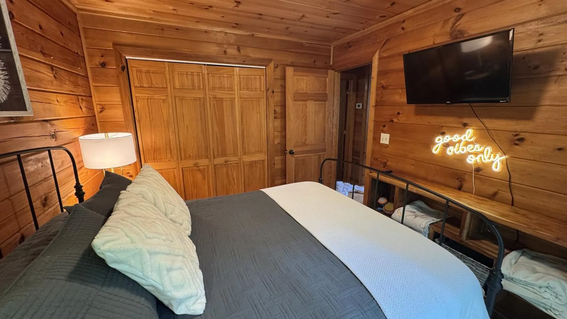 Downward Dog - Hot Tub, Pool Table, Fireplace, Yoga Den *