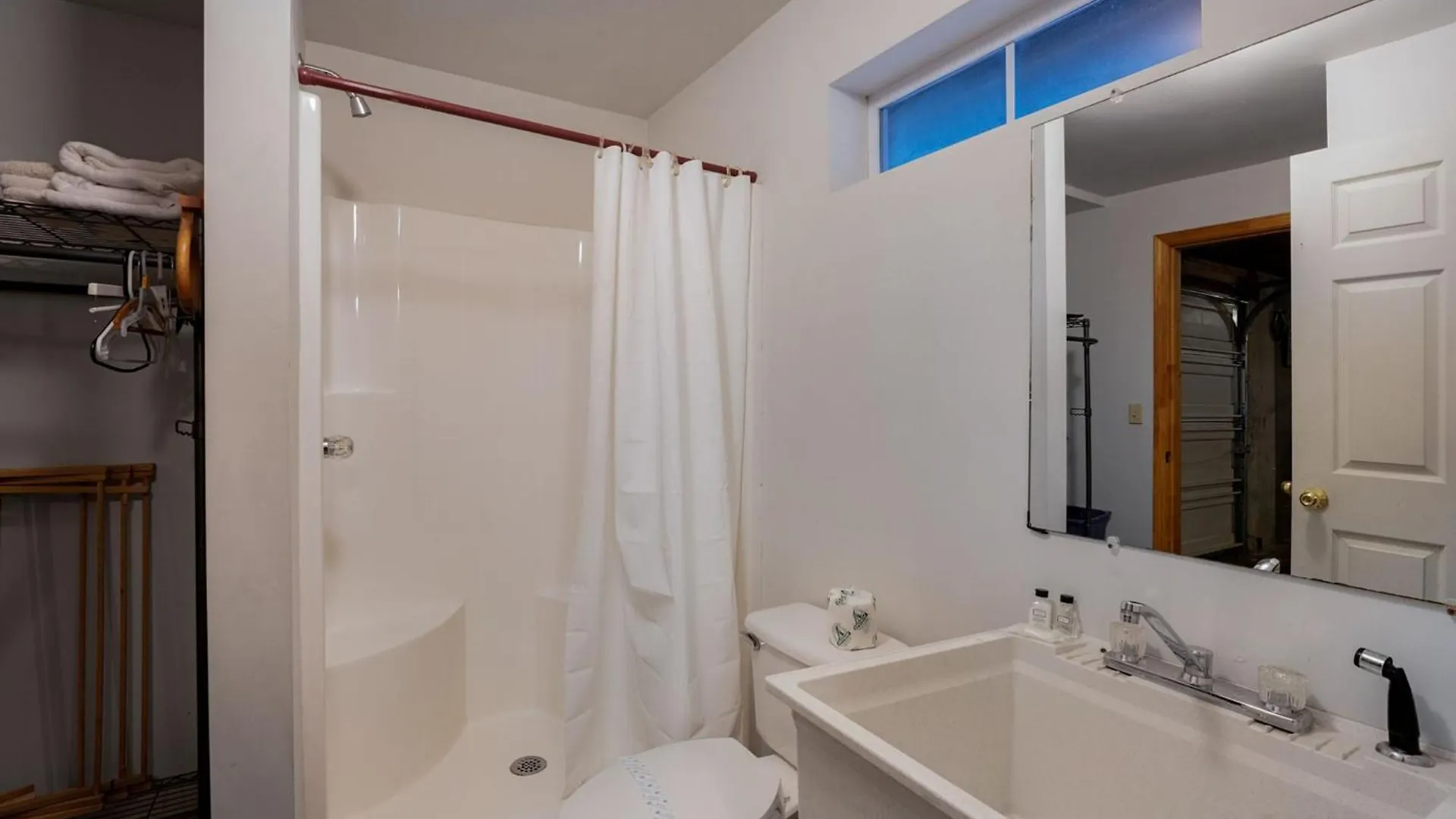 Peaceful Living Minutes From Hot Tub Pool Table *