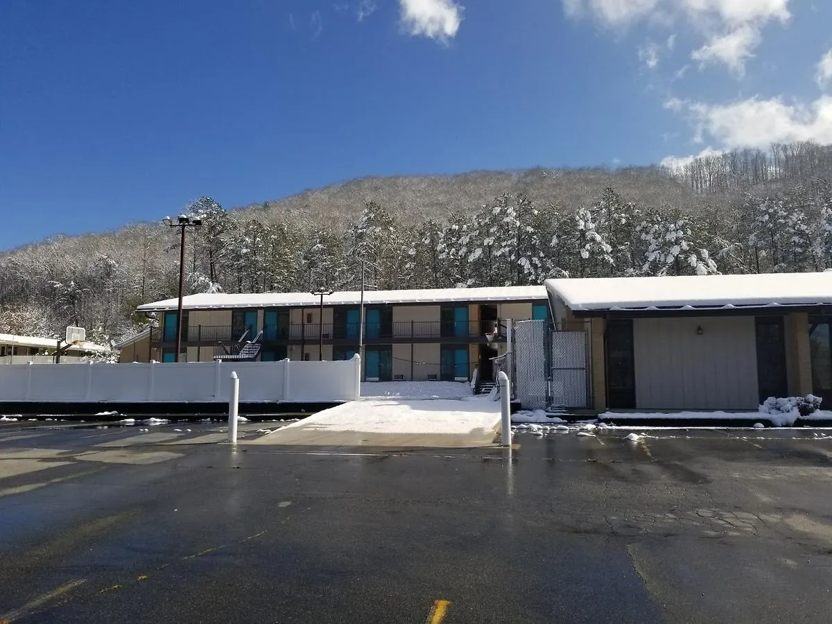 Blue Sky Inn- Complimentary Happy Hour Th-sun, Veteran Owned, Full Breakfast, Space, 1 Mile From Blue Ridge, Fire Pit Motel Blue Ridge